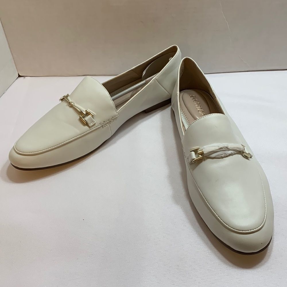 Jenn Ardor Sz 10 cream loafers with gold trim